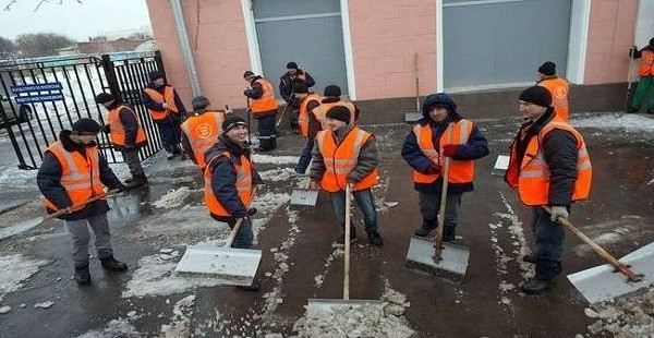 В Петербурге таджикским гастарбайтерам выдают брошюры «В помощь трудовому мигранту»