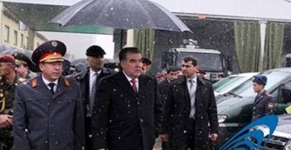 Э. Рахмон посетил расположение ОМОНа 