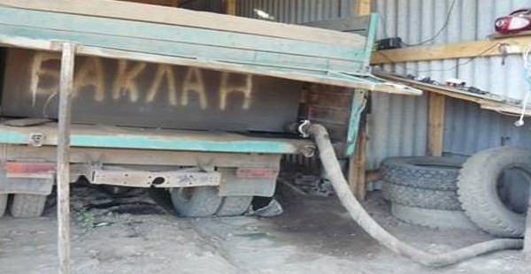 Контрабандный груз ГСМ, овощей и оружие задержан на границе Таджикистана 