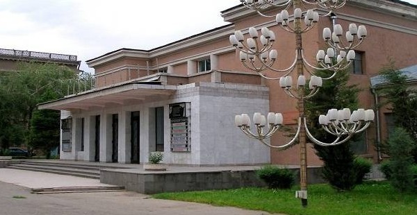 Депутат РФ пообещал помочь русскому драматическому театру им. Маяковского 