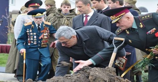 Останки таджикского солдата, найденные под Киевом, перезахоронены в мемориале славы в Украине 