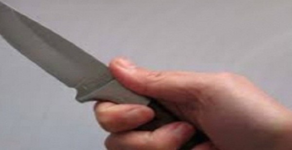 Отец нанес два ножевых удара своей дочери