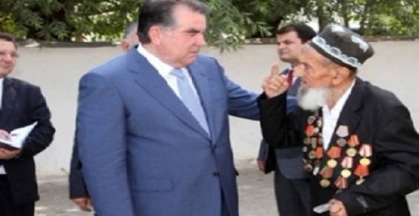 Президент посетил в Яване дом старого дехканина