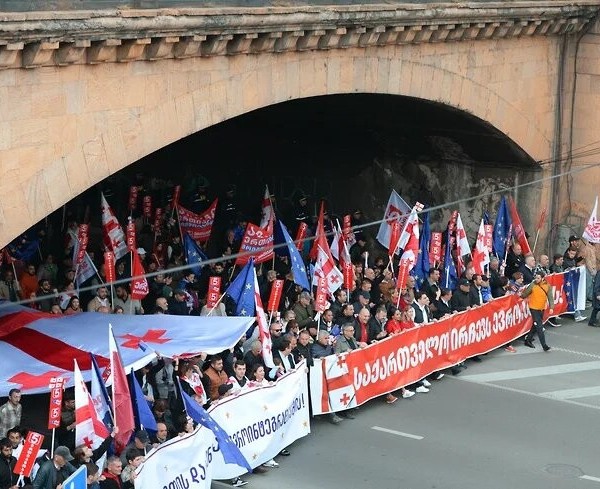 В Тбилиси тысячи человек вышли на митинг «Грузия выбирает Евросоюз» 