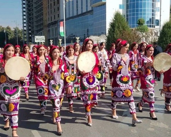 В Кулябе прошел фестиваль национальной одежды 