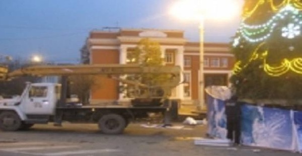 На главной площади Душанбе установлена новогодняя елка с короной