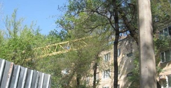 СТРОИТЕЛЬНЫЙ КРАН УПАЛ НА ЖИЛОЙ ДОМ