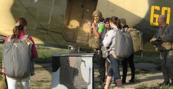 Душанбинская молодежь осваивает прыжки с парашютом