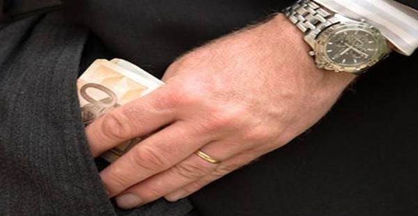 Сотрудник налогового управления Согда задержан во время получения взятки