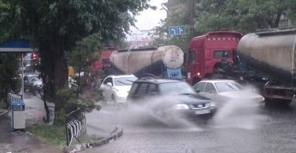 Сегодняшний ливень в Душанбе осложнил работу транспорта 