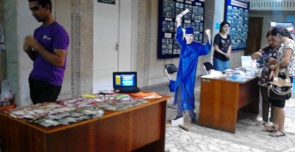 Волонтеры Худжанда провели ярмарку НПО