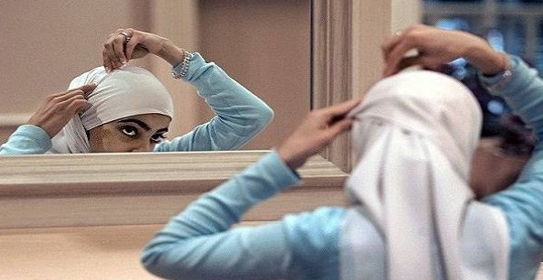 Таджикистан: женщины в хиджабах испытывают ограничения в получении образования