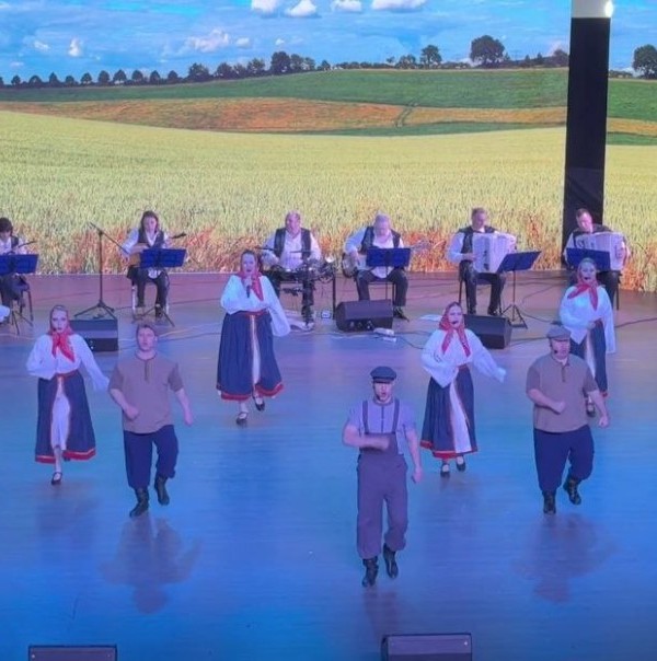 Ансамблҳои “Огонки” ва “Вечерки”–и Алтайи Русия дар Тоҷикистон консерт баргузор карданд