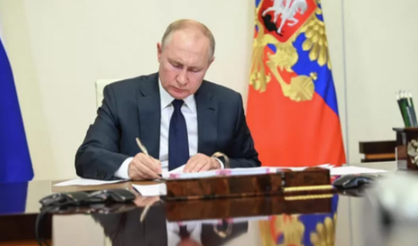 Путин ввел запрет на иностранные мессенджеры для госслужащих и банкиров
