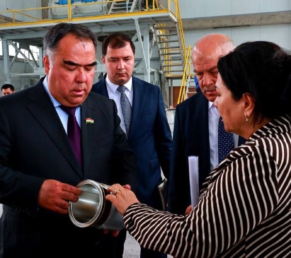 Истеҳсоли 20 навъ ранг ва парвариши 11 ҳазор мурғ иқтидори саноатии Гулистонро афзоиш медиҳад