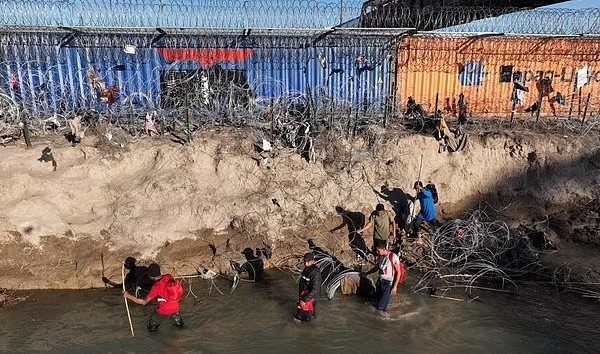 США вводят штраф в размере $998 для мигрантов, отказавшихся покинуть страну после депортации  