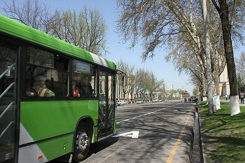 В Узбекистане ввели штрафы за езду по выделенным полосам 