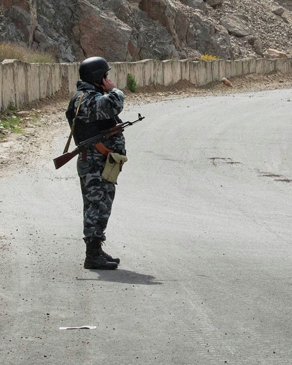 Полиси Қирғизистон бар зидди як гурӯҳ барои “Ошӯби оммавӣ” парванда боз кард