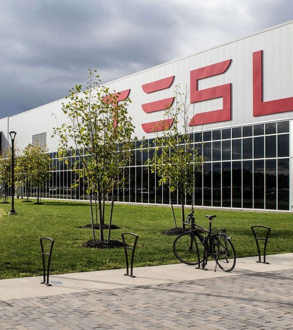 Tesla приостанавливает поставки комплектующих из Китая из-за пошлин
