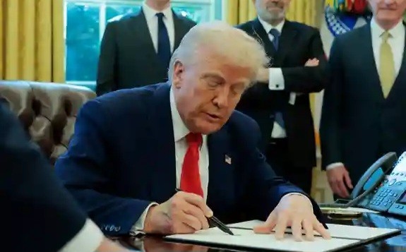 Трамп продлил запрет на заход в порты США для российских судов 