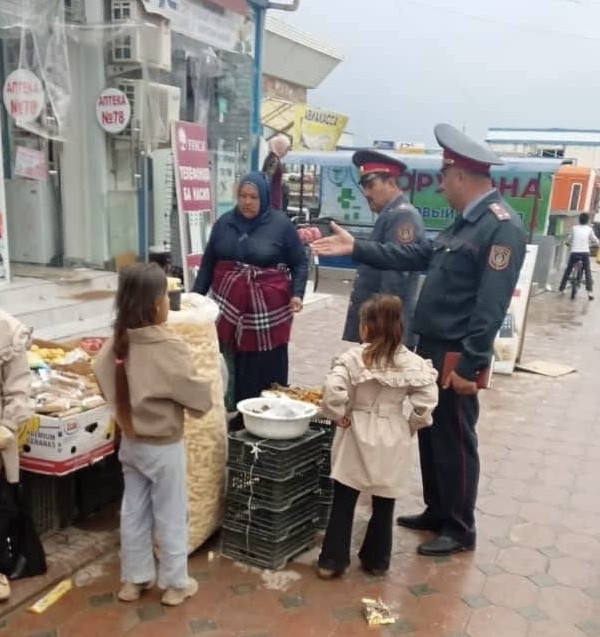 У центрального рынка Куляба усилили контроль за уличной торговлей 