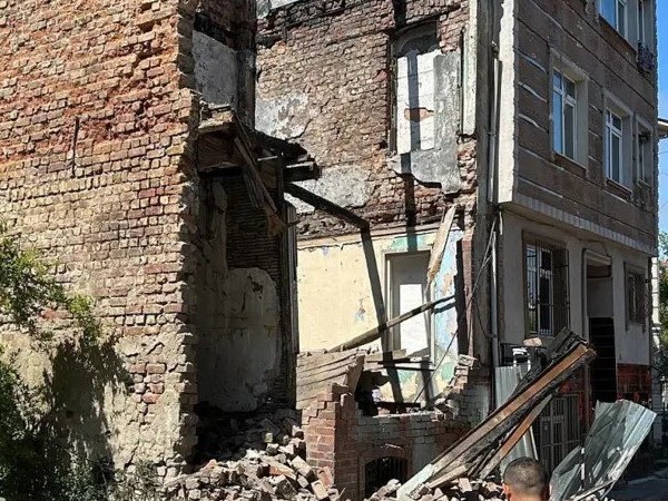 В Стамбуле после землетрясений повреждено более 4 тысяч зданий 