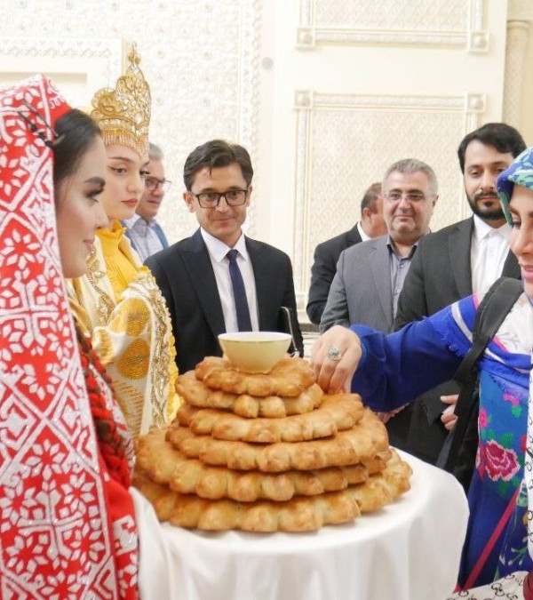 Муовини вазири фарҳанги Эрон барои ширкат дар ҷашнвораи театрӣ ба Душанбе омад