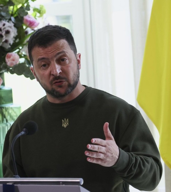 Зеленский роҳбарони хориҷиро, ки ба Маскав сафар мекунанд, таҳдид кард