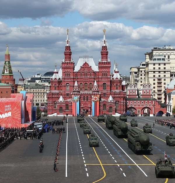Муттаҳидони Русия Ғалабаро чӣ гуна ҷашн мегиранд? Қазоқҳо қисме тарафдор ва қисмате мегӯянд, “даркор нест”