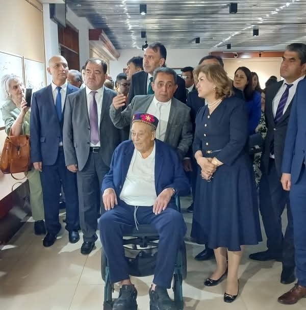 В Национальном музее открылась выставка «Память о Хафизе» немецкого художника Гюнтера Уэкера