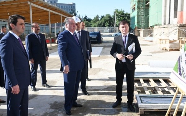 Президент Таджикистана ознакомился с ходом строительства Национального театра