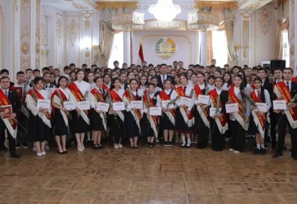 В Худжанде 150 отличников и активистов получили стипендии мэра города 