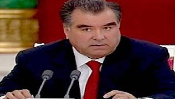 Эмомали Рахмон поздравил таджикистанцев с Днем Победы