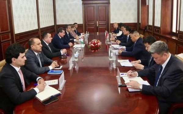 Душанбе ва Урумчӣ масоили ҳамкориҳои дуҷонибаро баррасӣ карданд