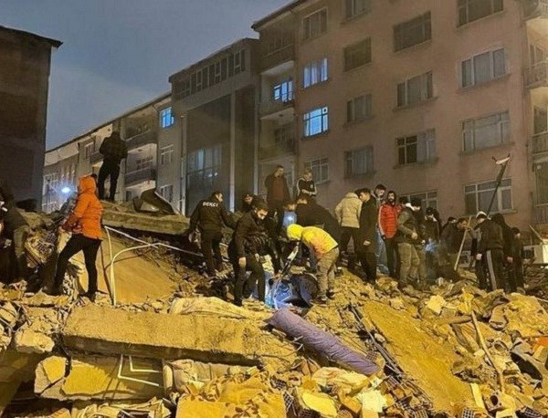 В Турции почти 70 человек пострадали при землетрясении магнитудой 5,8 балла  