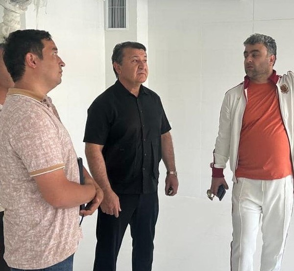 Вазири тандурустӣ дар Рашту Тоҷикобод ба корҳои сохтмонии муассисаҳо шинос шуд