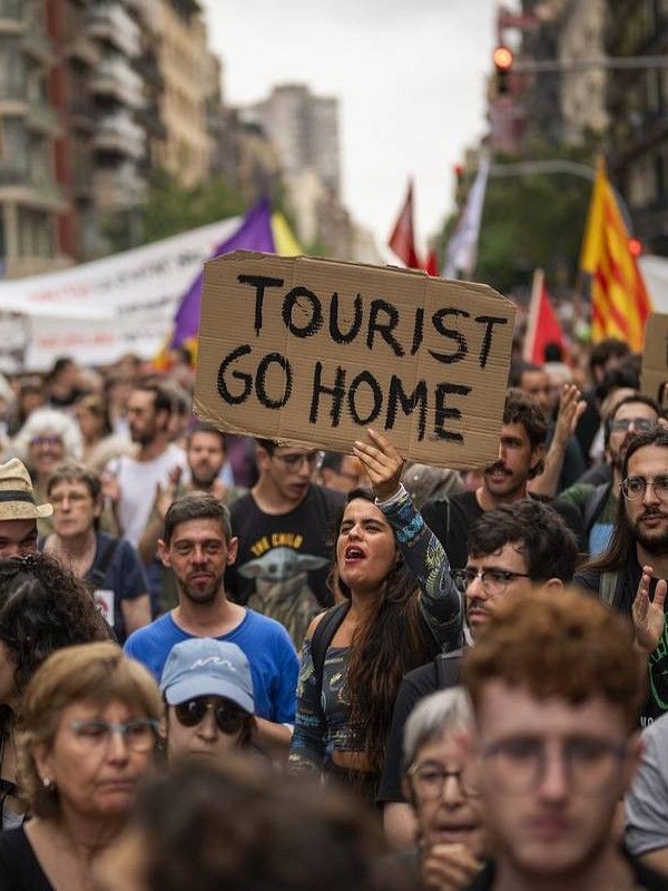 «Ваш отпуск — мое несчастье»: в Испании и Италии прошли митинги против массового туризма 