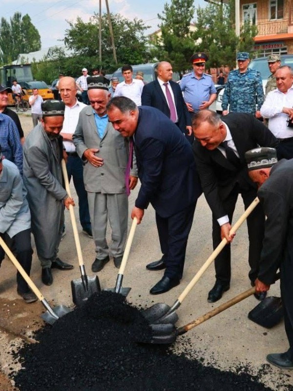 В Пенджикенте начали асфальтировать дорогу в селе Навобод