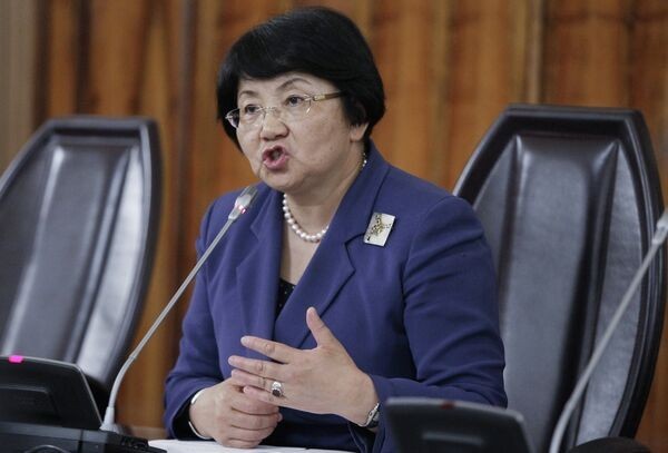 Роза Отунбоева: “Муомилаи ҷомеаи ҷаҳонӣ бо Толибон вазъи занони Афғонистонро беҳтар накардааст”