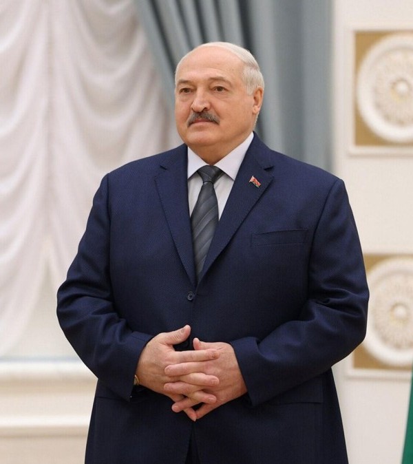Лукашенко: “Ҳамлаи Амрико ба Эрон ғайриқонунӣ аст. Трамп намоишкорона нақш мебозад”  