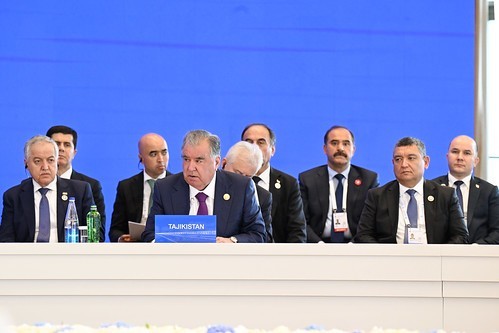Эмомалӣ Раҳмон дар Озарбойҷон пешниҳод кард, ки бозори ягонаи минтақавии энергетикӣ таъсис дода шавад