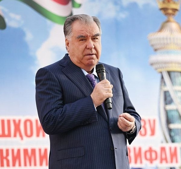 Дарвоз. Вохӯрии Пешвои миллат бо 100 кӯдаки ятим ва имконияташон маҳдуд