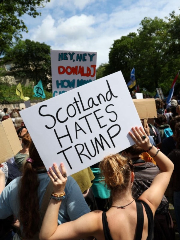 Шотландиҳо бар зидди Трамп тазоҳурот карданд