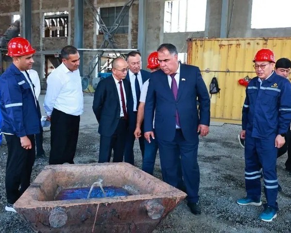 Раҷаб Аҳмадзода аз корхонаи муштараки Тоҷикистону Чин дар Истиқлол боздид кард  