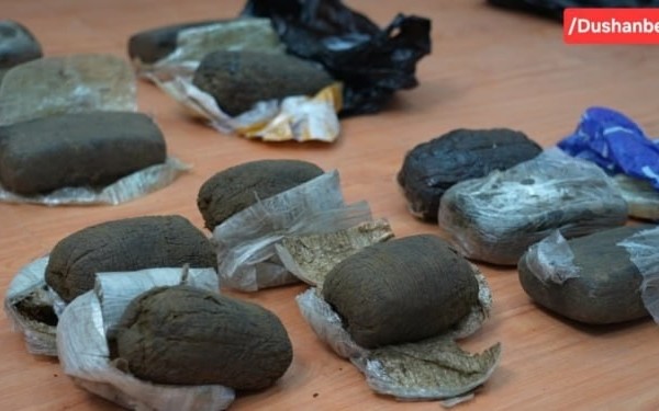 Полис як сокини Фархорро бо 9,7 кг маводи мухаддир боздошт кард