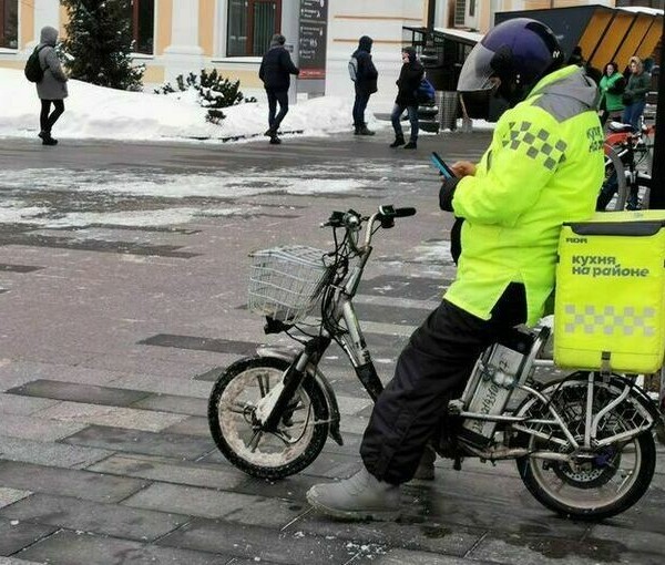 В Санкт-Петербурге иностранцам запретили работать курьерами 