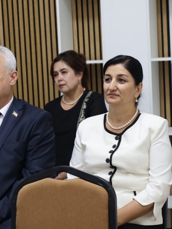 Вазири маориф ва муовини шаҳрдорӣ бо иштирокчиёни озмуни “Фурӯғ субҳи доноӣ китоб аст” суҳбат карданд