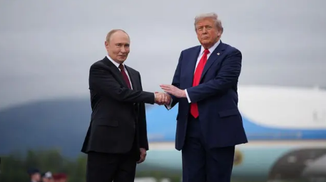 На Аляске проходит первая за 4 года встреча президентов США и России 