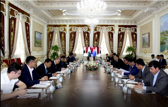 ВАЗИРОНИ ТОҶИКУ ӮЗБЕК ДАР БОРАИ АМАЛӢ КАРДАНИ ЛОИҲАҲОИ ЭНЕРГЕТИКӢ ГУФТУГӮ НАМУДАНД