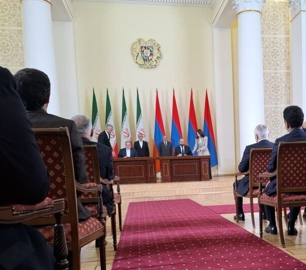 Иран и Армения подписали документы о сотрудничестве в 10 ключевых сферах 